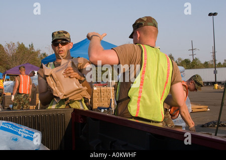 Les membres de la Garde nationale offrant des rations d'urgence après l'ouragan Katrina en Louisiane Slidell Banque D'Images