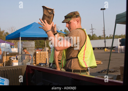 Les membres de la Garde nationale offrant des rations d'urgence après l'ouragan Katrina en Louisiane Slidell Banque D'Images