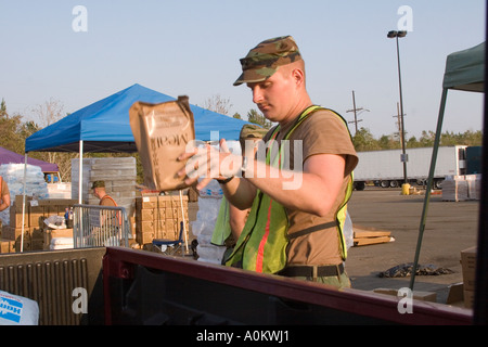 Les membres de la Garde nationale offrant des rations d'urgence après l'ouragan Katrina en Louisiane Slidell Banque D'Images