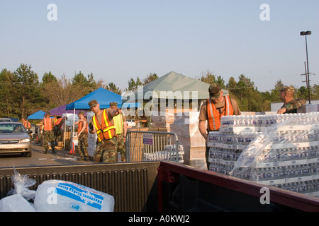 Les membres de la Garde nationale offrant des rations d'urgence après l'ouragan Katrina en Louisiane Slidell Banque D'Images