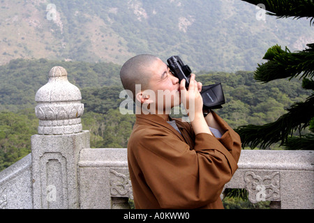 Une religieuse prend une photo de la Place Tian Tan Buddha, Lantau Island, Hong Kong Banque D'Images