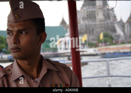 Un soldat thaïlandais sur la rivière Chao Phraya, Bangkok, Thaïlande ferry Banque D'Images