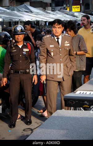 Présenter la Police pour maintenir la paix lors d'une célébration sur Khaosan Road, Bangkok, Thaïlande, Banglamphu Banque D'Images