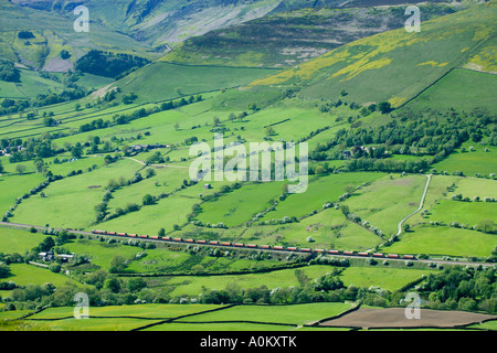 Vale de Edale train avec wagons en vrac passant entre Coiffure et stand stand supérieure, 'l' Angleterre Derbyshire Peak District UK Banque D'Images