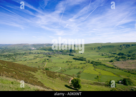 Mam Tor à la vue du sommet vers le bas vers le lointain village Castleton et Cimenterie, usine, le Royaume-Uni Derbyshire Peak District Banque D'Images