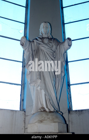 Montrer mariée enchanteur statue du Christ, l'Église Regina Mundi, Soweto, Afrique du Sud. Banque D'Images