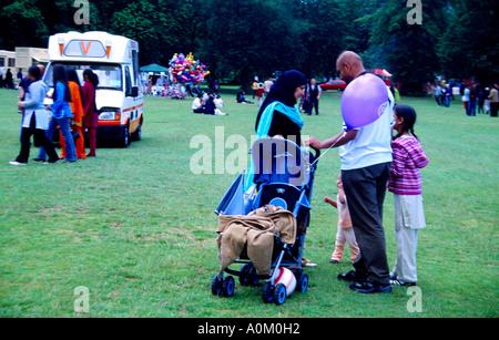 Eid Eid Mela - familles musulmanes juste profiter de célébrations dans Birmingham West Midlands England Banque D'Images