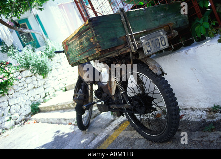 Rusty garée moto trouvés sur l'île de Corfou en Grèce Banque D'Images