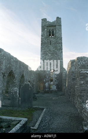 L'ancienne abbaye ruine sur la Colline de Slane dans le comté de Meath Irlande Banque D'Images