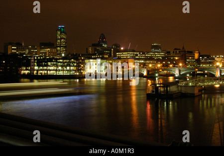 Ville de Londres de nuit depuis le Millennium Bridge Banque D'Images