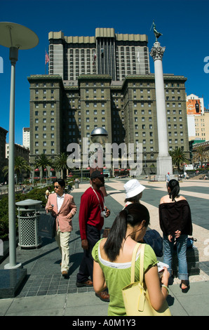 Les touristes à Union Square, Dewey monument, et St Francis hotel en arrière-plan, San Francisco, California, USA Banque D'Images