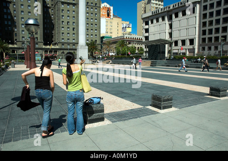 Les touristes à Union Square, Dewey monument, et St Francis hotel en arrière-plan, San Francisco, California, USA Banque D'Images