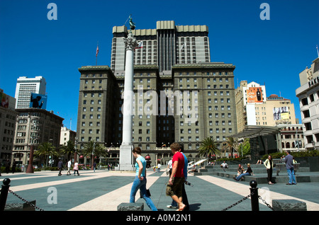 Les touristes à Union Square, Dewey monument, et St Francis hotel en arrière-plan, San Francisco, California, USA Banque D'Images