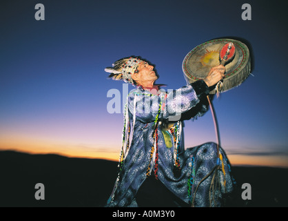 Shaman turques effectue l'ancienne danse rituelle de Touva Sibérie Russie Banque D'Images