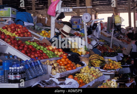 Titulaire de décrochage femme endormie au marché de Cusco au Pérou Banque D'Images