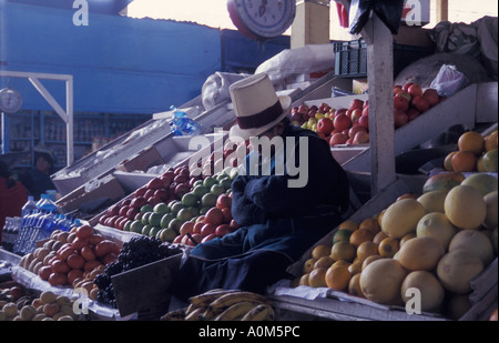 Titulaire de décrochage femme endormie au marché de Cusco au Pérou Banque D'Images