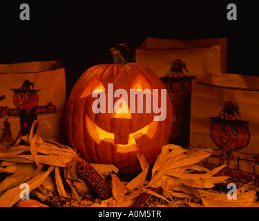 Halloween fait ressortir le Trick ou traiter les sacs pour les enfants qui s'aventurent sur le plus effrayant de l'année nuit Banque D'Images