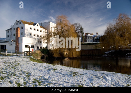 Le moulin Hôtel Kings Meadow par la rivière Stour Sudbury Suffolk Angleterre Royaume-uni sur une journée l'hiver Banque D'Images