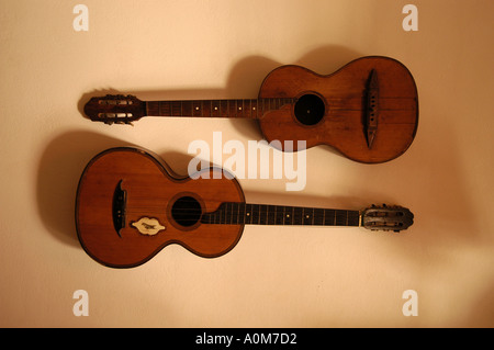 Guitares sur le mur Photo par Andrew Hasson Juin 2004 Banque D'Images