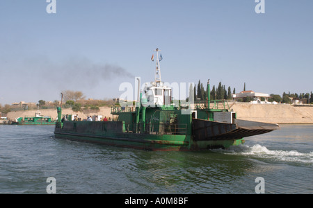 Traverser le canal de Suez par ferry à Ismaïlia Banque D'Images