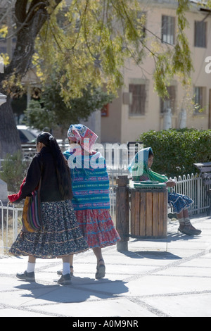 Les femmes Tarahumara sur la place principale de Creel ville porte à Copper Canyon Banque D'Images