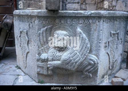 Hvar, Croatie : un 15e siècle bien avec Lion ailé de Saint Marc, symbole de la République de Venise Banque D'Images
