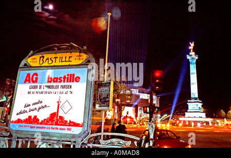 Paris France, Paris entrée du métro Monument juillet colonne sur la place de la Bastille panneaux publicitaires extérieurs lumières, la nuit, place de la bastille Banque D'Images