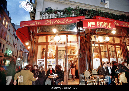 Groupe personnes partageant des boissons, boire un café-bar dans les cafés français, PARIS France, terrasse sur le trottoir au café 'la Palette' la nuit, Paris café cocktails, Banque D'Images