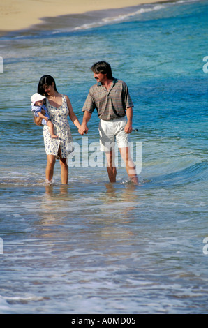 États-unis Hawaii Kauai couple on beach avec bébé Banque D'Images