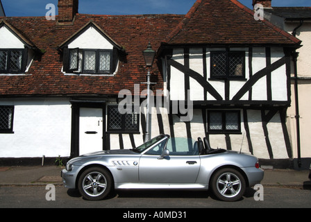 Open top BMW voiture voiture sport décapotable garée à l'extérieur noir et blanc la jonction en cottage village much Hadham Hertfordshire England UK Banque D'Images