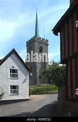 Brauauge village cottage dans une voie étroite avec église paroissiale et vert patina flèche Brauauge Hertfordshire Angleterre Banque D'Images