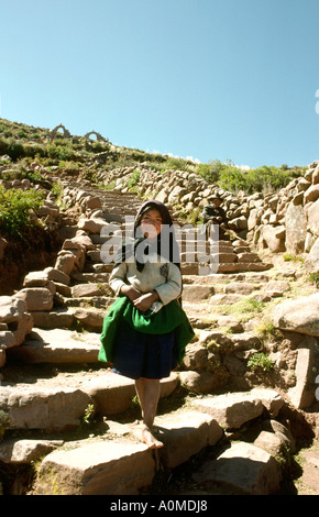 Pérou Le lac Titicaca l'île de Taquile fille sur mesures pour island Banque D'Images