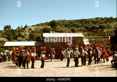 Pérou Le lac Titicaca l'île de Taquile danseurs dans square Banque D'Images