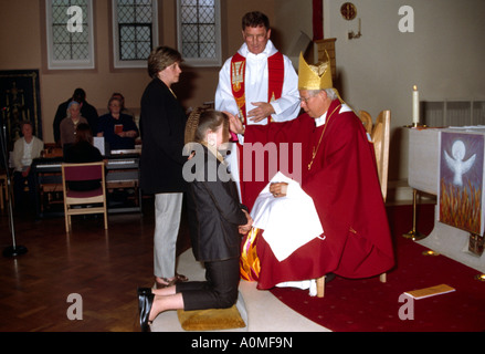 Confirmation à la Pentecôte Mgr Annointing Candidat au St Joseph's Catholic Church Banque D'Images