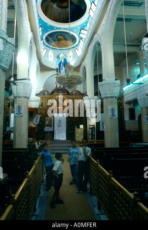 Assouan Egypte enfants dans l'Église copte d'El Adra Banque D'Images