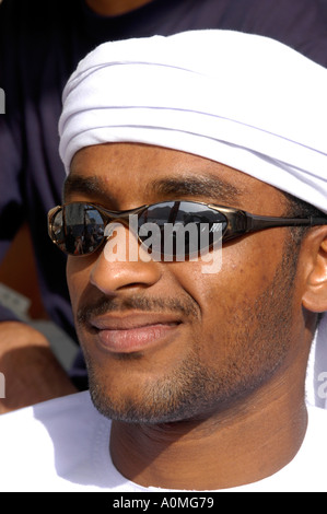 L'Oman. Khrofakkan .Mohammed Abdullah al Bakhiet guide Shehi, travaillant avec les touristes voyageant dans les fjords de Musandam en dhow Banque D'Images