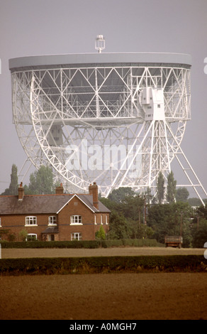 UK Cheshire Holmes Chapel House éclipsé par le radiotélescope de Jodrell Bank Banque D'Images