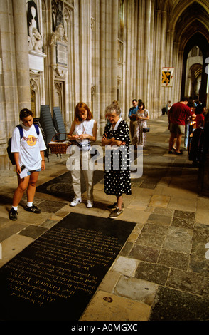 La cathédrale de Winchester Hampshire visiteurs à Jane Austens de graves Banque D'Images