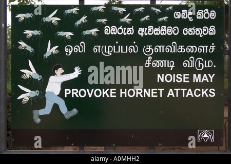 Panneau d'avertissement en anglais et en cinghalais. Le bruit peut provoquer des attaques Hornet. Sigiriya, Sri Lanka Banque D'Images