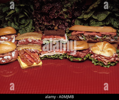 Assortiment assortiment de pain de seigle sous sandwich Bagel croissant jambon de dinde rôti de bœuf fromage tomate salade au lard oignon tomates Banque D'Images