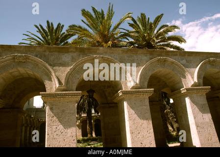 Pérou Arequipa Santa Domingo arches construit en pierre volcanique Banque D'Images