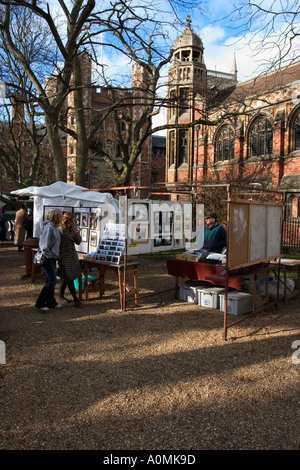 Navigation dans la foire d'Art dans tous les Saints Jardin en face de St John's College de Cambridge Banque D'Images