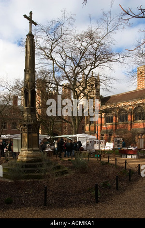 Navigation dans la foire d'Art dans tous les Saints Jardin en face de St John's College de Cambridge Banque D'Images