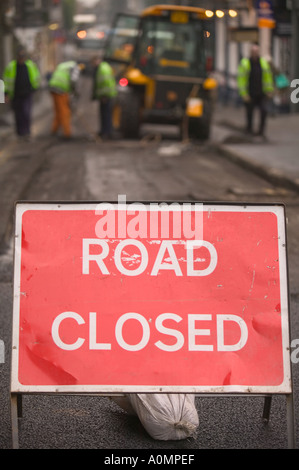 Route fermée en signe de resurfaçage des routes au cours d'Ambleside Banque D'Images