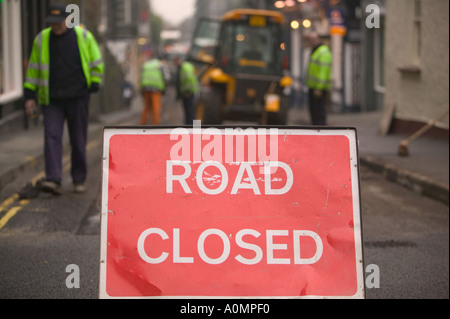 Road closed sign à Ambleside au cours de travaux de resurfaçage Banque D'Images