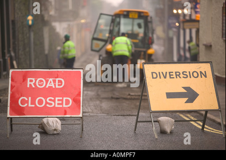 Route fermée et le détournement des signes au cours de travaux de resurfaçage à Ambleside Banque D'Images