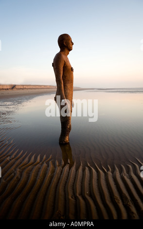 Antony Gormley un autre lieu statue sur Crosby Beach ,Merseyside Banque D'Images