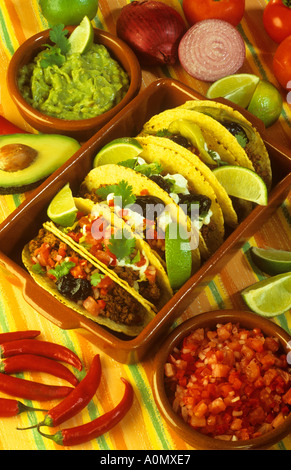 Les tacos avec guacamole et Salsa Tex Mex Banque D'Images