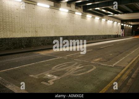 Tunnel routier à Birmingham avec une voie cyclable Banque D'Images