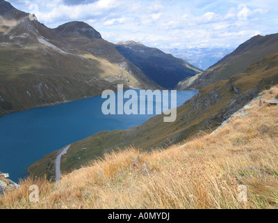 LAC DE MOIRY à Grimentz et le barrage du lac, Suisse, achevée en 1958. Photo David Gale Banque D'Images